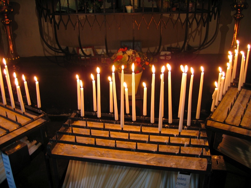 Elinor lit a candle